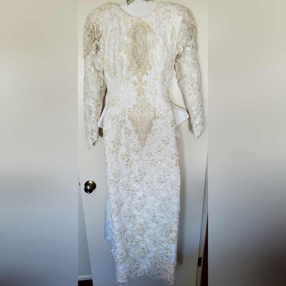 Demetrios Vintage Wedding Dress with Detachable Train; Ivory, Size 6